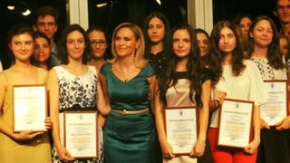 Gabriela Firea a premiat cu cate 1000 de lei pe cei 62 de elevi care au avut media 10 la BAC si la Evaluarea Nationala