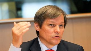 Anunt important al lui Dacian Ciolos: guvernul ofera burse lunare de 2000 de euro specialistilor in IT!