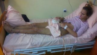Tanara a stat luni bune in spital si a suferit sapte operatii