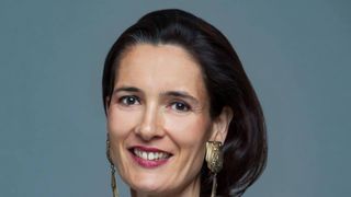 Clotilde Armand, intr-o ipostaza neobisnuita! Fosta candidata la Primaria secorului 1, fara cercei si cu mainile pline de pamant