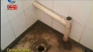 Bataie de joc &icirc;ntr-o policlinica din Piatra-Neamt! Baile reabilitate sunt tinute sub cheie de catre angajati, iar pacientii trebuie sa isi faca nevoile in WC-uri mizere
