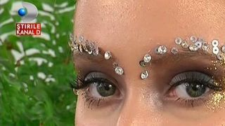 Cum sa va faceti un machiaj de festival de nota 10. Se poarta look-urile extravagante si nuantele puternice