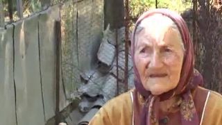 Povestea unei batranici de 100 de ani care locuieste singura intr-un sat din Valcea. Nu a mai coborat in satul vecin de 17 ani. Traieste singura si izolata si face toate treburile gospodariei