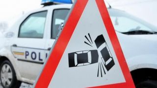 Cluj: Trei persoane au fost rănite după ce două maşini s-au ciocnit