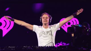 Untold: Armin van Buuren si-a prelungit concertul cu aproape patru ore! Spectacolul lui s-a terminat la rasarit cu focuri de artificii