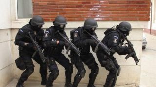 Un bărbat &icirc;narmat, plin de s&acirc;nge, s-a baricadat &icirc;ntr-un restaurant din Germania