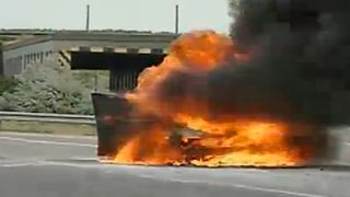 Autoutilitară &icirc;n flăcări pe Autostrada Soarelui. Traficul este &icirc;ngreunat dinspre Constanta spre Bucuresti