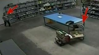 Fenomene inexplicabile in depozitul unui magazin. Muncitorilor nu le-a venit sa creada cand au vazut ce se intampla