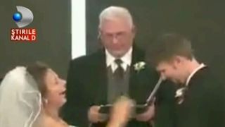 Moment amuzant la nunta unor tineri! Juramintele mirelui au produs un adevarat spectacol. Mireasa abia s-a putut opri din ras