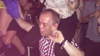 Emil Boc ofera o imagine de neuitat! Isi tine sotia pe umeri la Untold. Cei doi au oferit un adevarat show la festival