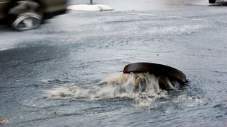 Inundatii la Brasov din cauza ploilor torentiale. In unele zone, apa a ajuns pana la geamurile masinilor