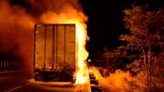 Panica pe Autostrada Bucuresti-Pitesti. Un TIR incarcat cu detergent a luat foc
