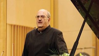 Celebrul pianist Dan Grigore castiga o mica avere pe luna! Artistul are trei locuinte, trei masini, trei terenuri si primeste din chiria unui apartament 52.000 de dolari pe an