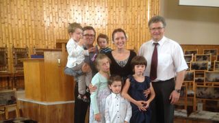 Familia Bodnariu a venit in vizita la Suceava! Uite cum arata cei 5 copii alaturi de parintii lor