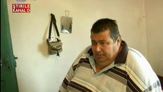 Un suflet captiv. Sotia l-a parasit pentru ca s-a ingrasat, si a ajuns la 200 de kilograme. Are doua fetite cu care nu se poate juca. Drama unui barbat de 41 de ani