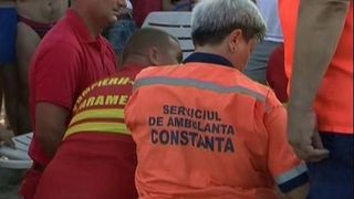 Tragedie la malul marii. Un barbat a murit dupa ce a sarit in valuri pentru a-si salva fiica de la inec