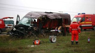 Grav accident rutier langa Baile Herculane! Trei tineri au murit si doi au fost raniti dupa ce un autoturism a lovit un microbuz