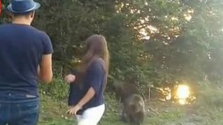 Selfie-urile cu ursi, noua distractie a soferilor de pe Transfagarasan. Oamenii nu s-au gandit nicio clipa ca puteau fi oricand atacati!