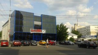 Protest la inaltime! Un barbat s-a urcat pe cinematograful din centrul Barladului si a amenintat ca se arunca in gol. Barladeanul sustine ca este victima abuzurilor Politiei