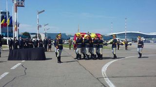 Sicriul cu trupul neinsufletit al Reginei Ana a ajuns in tara