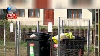 Ca in filmele de groaza! Oseminte aruncate langa un tomberon alaturi de haine si coroane de flori. Se intampla in Romania