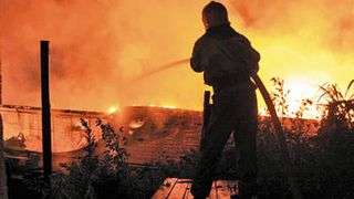 Incendiu de proportii pe platforma Oltchim. Un depozit de materiale cu substante periculoase a luat foc
