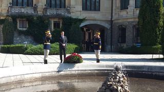 Funeraliile Reginei Ana. Klaus Iohannis a ajuns la Castelul Peles in aceasta dimineata pentru a-i aduce un ultim omagiu