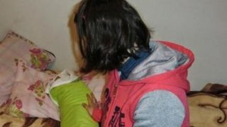 Autoritatile au decis. Bebelusul din Vaslui pe care mama voia sa il vanda cu 2400 de euro ramane in sanul familiei