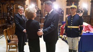 Premierul Ciolos, vicepremierii Dincu si Borc si alti membri ai Guvernului au depus coroane de flori la Castelul Peles, in memoria Reginei Ana