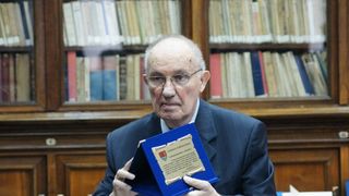 Vicepresedintele Academiei Romane castiga 5.800 de lei pe luna! La 89 de ani, Dinu Giurescu "a scapat" in ultimul an de 8 hectare de vita de vie!