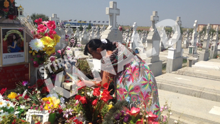 Mama Nicoletei a venit la mormantul fiicei sale