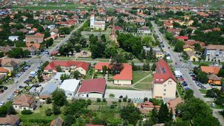 Cea mai bogata comuna din Romania este in judetul Timis! Pe stradutele din Dumbravita circula masini de sute de mii de euro, iar printre vile poti gasi chiar si una in stil... scandinav!