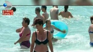 Soarele arzator a inrosit litoralul. Turistii nu tin cont de pericole. Vor un bronz perfect si il obtin cu orice pret: "Ma intorc pe toate partile ca micul"