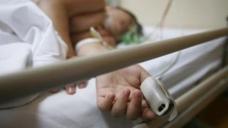 O fetita de 11 ani a fost plimbata in patru spitale din Alba si Mures pentru a fi tratata dupa ce s-a intepat intr-un cui ruginit. In cele din urma, copila a murit