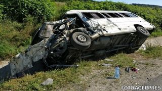 Un roman a murit si alti noua sunt raniti, intr-un accident infiorator in Italia. Microbuzul lor a fost lovit de un TIR