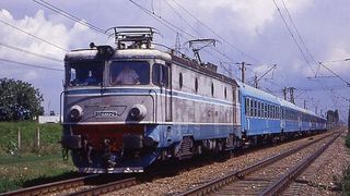 Un tren care a plecat ieri din Mangalia nu a ajuns inca la destinatie. Este pe drum de 24 de ore si are o intrziere de peste 500 de minute