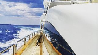 Yachtul are 30 m lungime si atinge viteza de 50 km/h