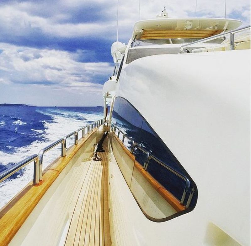 Yachtul are 30 m lungime si atinge viteza de 50 km/h