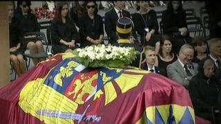 Sambata, zi de doliu national in memoria Reginei Ana. Cortegiul funerar a ajuns la Curtea de Arges. Zeci de persoane s-au adunat in fata noii Catedrale Arhiepiscopale