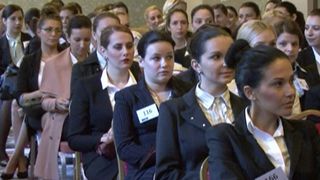 Concurenta mare pe un loc de stewardesa la una dintre cele mai mari companii aeriene. 5 fete se bat pe un loc