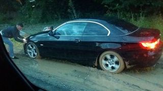 A vrut sa depaseasca toata coloana de pe DN 1 pentru a ajunge mai repede la munte, dar. Ce a patit acest sofer de toata lumea a ras de el