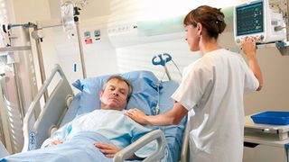 O asistenta de la Spitalul Universitar s-a electrocutat cand trezea o pacienta din anestezie. Managerul institutiei: "A fost un incident minor"