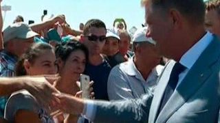 Klaus Iohannis, prezent pe litoral de Ziua Marinei. Turistii au ramas placut surprinsi de vizita presedintelui: "E prima oara cand l-am atins"