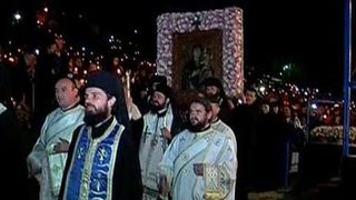 Zi de mare Sarbatoare pentru crestinii ortodocsi. 30.000 de oameni sunt la manastirea Nicula la Cluj si alte mii la icoana facatoare de minuni de la manastirea Rohia din Maramures