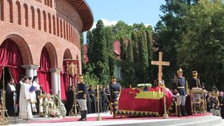 Crucea masonica, pe acoperisul catedralei unde a fost inmormantata Regina Ana? Site-urile crestine ataca dur procesiunea organizata de BOR pentru o catolica