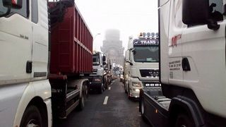 Protest de amploare al transportatorilor: "Vrem sa platim taxe RCA in limite decente. Nu stim ce fac cu banii, isi cumpara sedii de lux?"