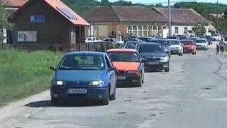 Drumul judetean dintre Timis si Caras Severin arata ca dupa bombardament. Revoltati ca autoritatile amana sa-l repare, zeci de soferi au remediat situatia intr-un mod inedit