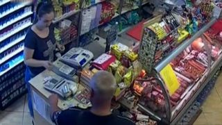 Un hot a praduit o vanzatoare in mai putin de o secunda! Femeia si-a dat seama ce s-a intamplat doar dupa ce a vazut imaginile de pe camerele de supraveghere