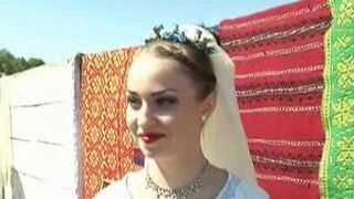 Fetele de maritat au incercat sa isi gaseasta sotul perfect la Targul de la Coteana. Cum vor fetele sa ia ochii baietilor? Cu zestrea bogata!