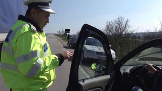 Cum a incercat un sofer prins la volan fara carnet sa ii pacaleasca pe politisti. Replica lui e surprinzatoare: "Vezi mosii astia de aici? Deseara le dau foc!"